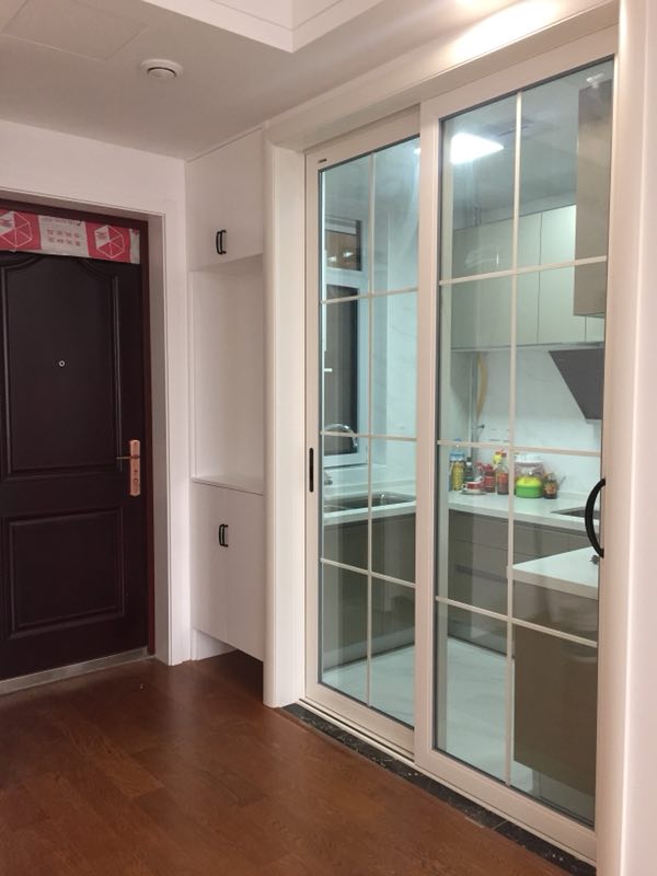 廚房門裝這個顏色，潔凈澄澈心靈